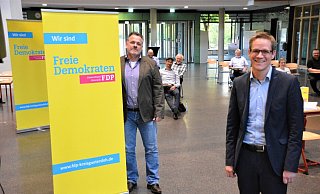 Thorsten Baumgart (vorne) hat sich viel vorgenommen, die FDP mit ihrem Stadtverbandsvorsitzenden Olaf Pretel (l.) steht hinter ihm. - Karin Prignitz Thorsten Baumgart (vorne) hat sich viel vorgenommen, die FDP mit ihrem Stadtverbandsvorsitzenden Olaf Pretel (l.) steht hinter ihm. - Karin Prignitz