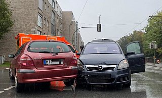 Der Fahrer des roten Nissan wollte von der Detmolder Straße in die Prießallee einbiegen, dabei kam es zur Kollision. - Stefan Becker Der Fahrer des roten Nissan wollte von der Detmolder Straße in die Prießallee einbiegen, dabei kam es zur Kollision. - Stefan Becker