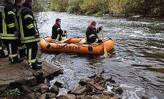Die Feuerwehr setzt Schlauchboote zur Suche ein. - Jörg Stuke Die Feuerwehr setzt Schlauchboote zur Suche ein. - Jörg Stuke
