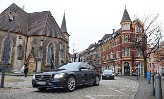 Die Ritterstraße zwischen Kirche und Dreieck ist notorisch beliebt nicht nur abends bei "Showfahrern". Dem könnten versenkbare Poller ein Ende bereiten. - Barbara Franke Die Ritterstraße zwischen Kirche und Dreieck ist notorisch beliebt nicht nur abends bei "Showfahrern". Dem könnten versenkbare Poller ein Ende bereiten. - Barbara Franke