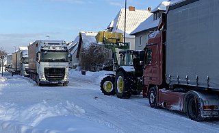 Lkw, die die Waren transportieren, haben wegen der Wetterlage ihre Schwierigkeiten. - Ekkehard Wind Lkw, die die Waren transportieren, haben wegen der Wetterlage ihre Schwierigkeiten. - Ekkehard Wind