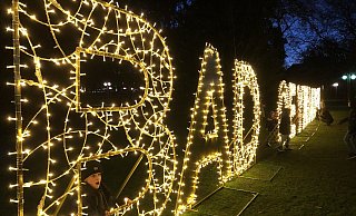 Ein Hingucker im beleuchteten Kurpark ist der Schriftzug des Ortsnamens. - Nicole Sielermann Ein Hingucker im beleuchteten Kurpark ist der Schriftzug des Ortsnamens. - Nicole Sielermann