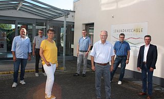 Klaus Oppermann (v. l., Leiter Sekundarschule), Karl-Heinz Göhmann (stellvertrender Leiter Sekundarschule), Birgit Riepe-Dewender (Schulleiterin Grundschulverbund), Franz Kanne (Mediensupporter, PC-Administrator Gymnasium), Bürgermeister Hubertus Grimm, Fraank filmar (leiter Schulverwaltungsamt) und Benedikt Marpert (Leiter Gymnasium) stellten die Fortschritte bei der Schuldigitalisierung vor. - Torsten Wegener Klaus Oppermann (v. l., Leiter Sekundarschule), Karl-Heinz Göhmann (stellvertrender Leiter Sekundarschule), Birgit Riepe-Dewender (Schulleiterin Grundschulverbund), Franz Kanne (Mediensupporter, PC-Administrator Gymnasium), Bürgermeister Hubertus Grimm, Fraank filmar (leiter Schulverwaltungsamt) und Benedikt Marpert (Leiter Gymnasium) stellten die Fortschritte bei der Schuldigitalisierung vor. - Torsten Wegener