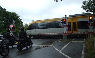 Die Eurobahn rauscht von Rahden kommend in Richtung Bielefeld durch den Ortskern von Gestringen. Vor geschlossener Schranke muss diese Motorrad-Clique warten. - Karsten Schulz Die Eurobahn rauscht von Rahden kommend in Richtung Bielefeld durch den Ortskern von Gestringen. Vor geschlossener Schranke muss diese Motorrad-Clique warten. - Karsten Schulz