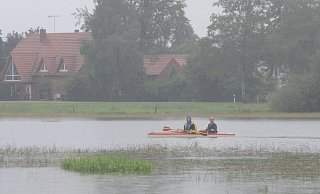 Ungewohntes Bild: Auf überfluteten Wiesen an der Schröttinghauser Straße in Levern waren nach dem Unwetter im Jahr 2015 zwei Kanufahrer unterwegs. - Joern Spreen-Ledebur (Archiv) Ungewohntes Bild: Auf überfluteten Wiesen an der Schröttinghauser Straße in Levern waren nach dem Unwetter im Jahr 2015 zwei Kanufahrer unterwegs. - Joern Spreen-Ledebur (Archiv)