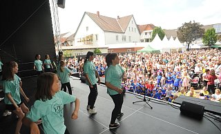 Wenn die Gruppen des Freestyle Dance Clubs um Steffi Hiller im Herzen Rahdens auftreten, dann ist der Platz vor der Bühne immer voll. Das war auch am Sonntag so. - Joern Spreen-Ledebur Wenn die Gruppen des Freestyle Dance Clubs um Steffi Hiller im Herzen Rahdens auftreten, dann ist der Platz vor der Bühne immer voll. Das war auch am Sonntag so. - Joern Spreen-Ledebur