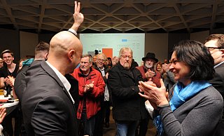 Der neue Minden-Lübbecker Landrat Ali Dogan (SPD), hier am Wahlabend im Kreishaus, ist seit Jahren politischen Anfeindungen ausgesetzt. - Joern Spreen-Ledebur Der neue Minden-Lübbecker Landrat Ali Dogan (SPD), hier am Wahlabend im Kreishaus, ist seit Jahren politischen Anfeindungen ausgesetzt. - Joern Spreen-Ledebur