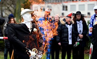 Die Karnevalsfigur Hoppeditz steht in Düsseldorf in Flammen. - Federico Gambarini/dpa Die Karnevalsfigur Hoppeditz steht in Düsseldorf in Flammen. - Federico Gambarini/dpa