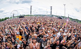 Zahlreiche Zuschauer verfolgen ein Konzert beim Open-Air-Festival «Rock im Park». - Daniel Karmann/dpa Zahlreiche Zuschauer verfolgen ein Konzert beim Open-Air-Festival «Rock im Park». - Daniel Karmann/dpa