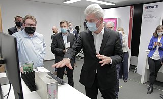 Hochinteressiert am Radar-Zielsimulator: Wirtschaftsminister AndreasPinkwart. - dSpace Hochinteressiert am Radar-Zielsimulator: Wirtschaftsminister AndreasPinkwart. - dSpace