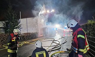 Die Feuerwehr beginnt umgehend mit der Brandbekämpfung. - Freiwillige Feuerwehr Borgentreich Die Feuerwehr beginnt umgehend mit der Brandbekämpfung. - Freiwillige Feuerwehr Borgentreich