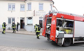 Die Dringenberger Feuerwehr sucht nach der Ursache für eine unklaren Brandgeruch in einem Bäckereigebäude. - Burkhard Battran Die Dringenberger Feuerwehr sucht nach der Ursache für eine unklaren Brandgeruch in einem Bäckereigebäude. - Burkhard Battran