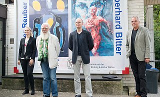 Die Kunstvereins-Vorsitzende Sarah Heitkemper (v. l.), Werner Reuber, Eberhard Bitter und Kurator Detlef H. Mache vor dem Ausstellungsplakat. - Ralf Bittner Die Kunstvereins-Vorsitzende Sarah Heitkemper (v. l.), Werner Reuber, Eberhard Bitter und Kurator Detlef H. Mache vor dem Ausstellungsplakat. - Ralf Bittner