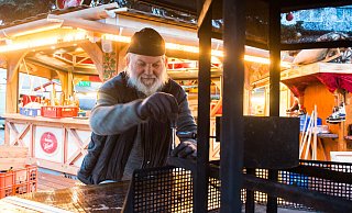 Siggi Moschinski richtet an der Laffontien-Hütte auf dem Alten Markt den Brenner ein, der während des Weihnachtslichts den Glühwein warm halten, Wärme und Atmosphäre verbreiten soll. - Ralf Bittner Siggi Moschinski richtet an der Laffontien-Hütte auf dem Alten Markt den Brenner ein, der während des Weihnachtslichts den Glühwein warm halten, Wärme und Atmosphäre verbreiten soll. - Ralf Bittner