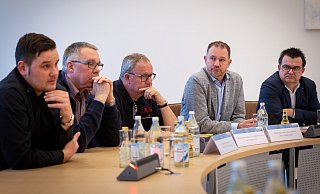 Dominik Meyer, Christoph Schlösser ( (v. l.) beide Uni Baskets Paderborn), Thomas Lippe (SC Grün Weiß Paderborn), Christian Stork (Organisationsleiter Osterlauf), Martin Hornberger (Geschäftsführer SC Paderborn) informieren über die Absagen. - Niklas Tüns Dominik Meyer, Christoph Schlösser ( (v. l.) beide Uni Baskets Paderborn), Thomas Lippe (SC Grün Weiß Paderborn), Christian Stork (Organisationsleiter Osterlauf), Martin Hornberger (Geschäftsführer SC Paderborn) informieren über die Absagen. - Niklas Tüns