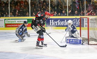 Stimmungsvoller Auftakt vor den eigenen Fans: Die Ice Dragons, hier mit Jörn Weikamp, treffen auf den EHC Neuwied. - Yvonne Gottschlich Stimmungsvoller Auftakt vor den eigenen Fans: Die Ice Dragons, hier mit Jörn Weikamp, treffen auf den EHC Neuwied. - Yvonne Gottschlich