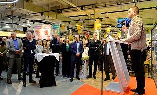 Marktkauf-Marktleiter Donjet Morina begrüßte zahlreiche geladene Gäste, darunter auch Lübbeckes Bürgermeister Frank Haberbosch. - Heike von Schulz Marktkauf-Marktleiter Donjet Morina begrüßte zahlreiche geladene Gäste, darunter auch Lübbeckes Bürgermeister Frank Haberbosch. - Heike von Schulz