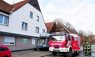 In einer Küche im Dachgeschoss dieses Mehrfamilienhauses war am Samstagnachmittag ein Mikrowellengerät in Brand geraten. Die drei Bewohner löschten die Flammen und brachten sich dann selbst in Sicherheit. - Ralph Meyer In einer Küche im Dachgeschoss dieses Mehrfamilienhauses war am Samstagnachmittag ein Mikrowellengerät in Brand geraten. Die drei Bewohner löschten die Flammen und brachten sich dann selbst in Sicherheit. - Ralph Meyer