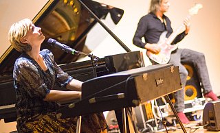 Ida Sand interpretiert an Piano und Flügel im Marta Soulklassiker, begleitet von Sven Lindvall (Bass) und Nicolas Noutini-Wallin am Schlagzeug. - Ralf Bittner Ida Sand interpretiert an Piano und Flügel im Marta Soulklassiker, begleitet von Sven Lindvall (Bass) und Nicolas Noutini-Wallin am Schlagzeug. - Ralf Bittner