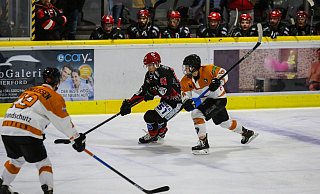 Treffsicher: Luca Häufler (Mitte) schoss das letzte Tor des Herforder EV in den Pre-Play-Offs. Nun geht es im Play-Off-Halbfinale weiter. - Yvonne Gottschlich Treffsicher: Luca Häufler (Mitte) schoss das letzte Tor des Herforder EV in den Pre-Play-Offs. Nun geht es im Play-Off-Halbfinale weiter. - Yvonne Gottschlich