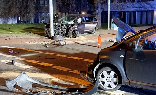 Beim Zusammenstoß von zwei Personenwagen auf der Bahnhofstraße in Höhe der Einmündung der Rathenaustraße wurden alle drei Insassen verletzt. - Ralph Meyer Beim Zusammenstoß von zwei Personenwagen auf der Bahnhofstraße in Höhe der Einmündung der Rathenaustraße wurden alle drei Insassen verletzt. - Ralph Meyer