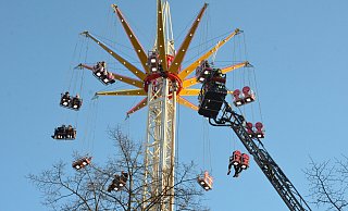 21 Fahrgäste des Kettenkarussells müssen in luftiger Höhe etwa eine Stunde ausharren, bevor die Feuerwehr sie befreien kann. Der Korb der Drehleiter muss 22 Meter ausfahren, um die Fahrgäste zu erreichen. - Ekkehard Hufendiek 21 Fahrgäste des Kettenkarussells müssen in luftiger Höhe etwa eine Stunde ausharren, bevor die Feuerwehr sie befreien kann. Der Korb der Drehleiter muss 22 Meter ausfahren, um die Fahrgäste zu erreichen. - Ekkehard Hufendiek