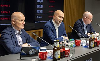 Arminia-Präsident Rainer Schütte (v. l.) und Vizepräsident Maurice Eschweiler gaben Einblicke ins DSC-Zahlenwerk. Rechts DSC-Mediensprecher Alexander Jacob. - Oliver Krato Arminia-Präsident Rainer Schütte (v. l.) und Vizepräsident Maurice Eschweiler gaben Einblicke ins DSC-Zahlenwerk. Rechts DSC-Mediensprecher Alexander Jacob. - Oliver Krato