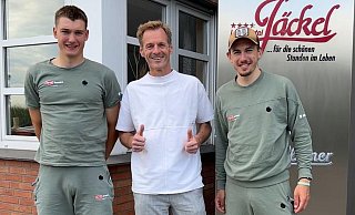 Hotel-Chef Andy Marten begrüßte die deutschen Fahrer Timo Behrens (l.) und Henri Uhlig im Landhotel Jäckel. - Tobias Barrelmeyer Hotel-Chef Andy Marten begrüßte die deutschen Fahrer Timo Behrens (l.) und Henri Uhlig im Landhotel Jäckel. - Tobias Barrelmeyer