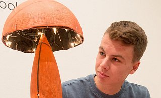 1. Preis: Lukas Kraatz mit seiner Basketballlampe. - Ralf Bittner 1. Preis: Lukas Kraatz mit seiner Basketballlampe. - Ralf Bittner