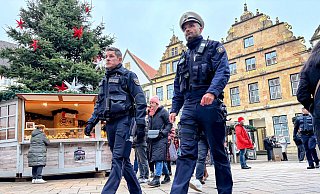 Roy Engster vom Ordnungsamt und Oberkommissar Ralf Molter gehen auf Streife auf dem Alten Markt in Bielefeld. - Eike J. Horstmann Roy Engster vom Ordnungsamt und Oberkommissar Ralf Molter gehen auf Streife auf dem Alten Markt in Bielefeld. - Eike J. Horstmann