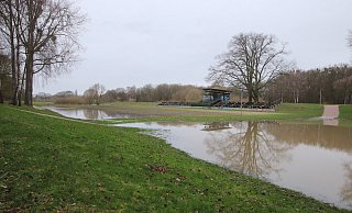 Der Reitplatz im Siel von Bad Oeynhausen steht unter Wasser. In früheren Jahren passierte das mehrfach in jedem Frühjahr. Inzwischen ist der Land-unter-Zustand allerdings zu einem seltenen Bild geworden. - Heidi Froreich Der Reitplatz im Siel von Bad Oeynhausen steht unter Wasser. In früheren Jahren passierte das mehrfach in jedem Frühjahr. Inzwischen ist der Land-unter-Zustand allerdings zu einem seltenen Bild geworden. - Heidi Froreich