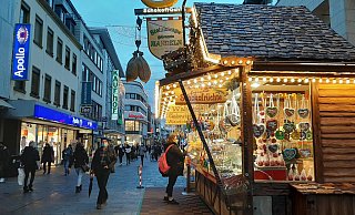 Am Montag nutzen Besucher der Innenstadt noch die Gelegenheit, sich beispielsweise Süßigkeiten an einer der Buden der Wintermeile zu kaufen. - Lena Henning Am Montag nutzen Besucher der Innenstadt noch die Gelegenheit, sich beispielsweise Süßigkeiten an einer der Buden der Wintermeile zu kaufen. - Lena Henning