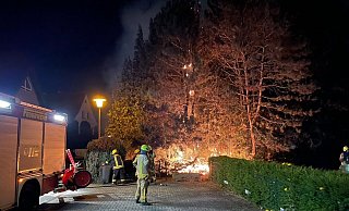 Die Flammen schlagen beim Eintreffen der Feuerwehr bereits bis in den Baumwipfel durch. - Feuerwehr Bad Lippspringe Die Flammen schlagen beim Eintreffen der Feuerwehr bereits bis in den Baumwipfel durch. - Feuerwehr Bad Lippspringe