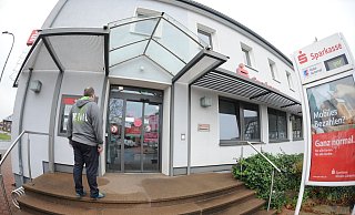 An der Geschäftsstelle Dielingen der Sparkasse Minden-Lübbecke wird für mobiles Bezahlen geworben. Geschäftsstelle und SB-Bereich sind derzeit nur neun Stunden je Woche geöffnet. - Joern Spreen-Ledebur An der Geschäftsstelle Dielingen der Sparkasse Minden-Lübbecke wird für mobiles Bezahlen geworben. Geschäftsstelle und SB-Bereich sind derzeit nur neun Stunden je Woche geöffnet. - Joern Spreen-Ledebur