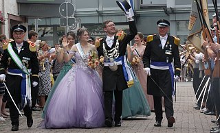 Julius Rochell und Theresa Göke sind das neue Beverungen Schützenkönigspaar. Sie werden flankiert von Schützenoberst Georg Dressler (l.) und Major Peter Riepe. - Torsten Wegener Julius Rochell und Theresa Göke sind das neue Beverungen Schützenkönigspaar. Sie werden flankiert von Schützenoberst Georg Dressler (l.) und Major Peter Riepe. - Torsten Wegener