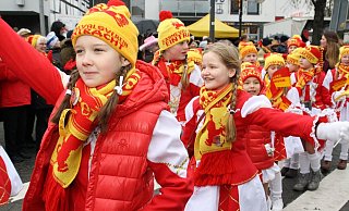 Die Kindertanzgarde und der Jugendelferrat der "Eintracht" von 1832 Delbrück folgten 2019 erstmals einem eigenen Themenwagen. - Regina Brucksch Die Kindertanzgarde und der Jugendelferrat der "Eintracht" von 1832 Delbrück folgten 2019 erstmals einem eigenen Themenwagen. - Regina Brucksch