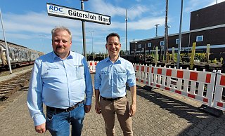Mit Elan bei der Sache: Die Geschäftsführer Henrik Wilkening und Marcus Ebert stellten am Samstag beim "Tag der Schiene" öffentlich ihren Fahrplan vor, wie sie wieder Personenzüge aufs TWE-Gleis bringen wollen. - Ludger Osterkamp Mit Elan bei der Sache: Die Geschäftsführer Henrik Wilkening und Marcus Ebert stellten am Samstag beim "Tag der Schiene" öffentlich ihren Fahrplan vor, wie sie wieder Personenzüge aufs TWE-Gleis bringen wollen. - Ludger Osterkamp
