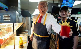 Schick in Schürze: Trump hat sein Jackett gegen die Arbeitskleidung bei McDonald\\\'s eingetauscht. - Doug Mills/The New York Times Pool via AP/dpa Schick in Schürze: Trump hat sein Jackett gegen die Arbeitskleidung bei McDonald\\\'s eingetauscht. - Doug Mills/The New York Times Pool via AP/dpa