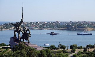 Hinter einem sowjetischen Denkmal liegen ein U-Boot und Kriegsschiffe der russischen Schwarzmeerflotte vor Anker in der Hafenstadt Sewastopol. (Archivbild). - Foto: Ulf Mauder/dpa Hinter einem sowjetischen Denkmal liegen ein U-Boot und Kriegsschiffe der russischen Schwarzmeerflotte vor Anker in der Hafenstadt Sewastopol. (Archivbild). - Foto: Ulf Mauder/dpa