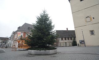Auf dem Rahdener Kirchplatz steht ein Weihnachtsbaum - schon der dritte in diesem Advent. - Joern Spreen-Ledebur Auf dem Rahdener Kirchplatz steht ein Weihnachtsbaum - schon der dritte in diesem Advent. - Joern Spreen-Ledebur