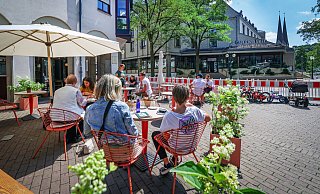 Noch sitzen die Menschen gerne draußen auf dem Platz - wenn hier aber bald eine Großbaustelle mit Lärm und Staub ist, fürchtet Nonna's-Chef Giuliano Bono um seinen Mittagstisch. - Sarah Jonek Noch sitzen die Menschen gerne draußen auf dem Platz - wenn hier aber bald eine Großbaustelle mit Lärm und Staub ist, fürchtet Nonna's-Chef Giuliano Bono um seinen Mittagstisch. - Sarah Jonek