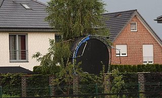 Wer große Trampolin-Geräte nicht ordentlich im Garten verankert, muss sie bei Sturm schnell suchen gehen. Und er muss auch hoffen, dass die großen Geräte keinen Schaden anrichten. - Symbolfoto: Guitano Darhoven Wer große Trampolin-Geräte nicht ordentlich im Garten verankert, muss sie bei Sturm schnell suchen gehen. Und er muss auch hoffen, dass die großen Geräte keinen Schaden anrichten. - Symbolfoto: Guitano Darhoven