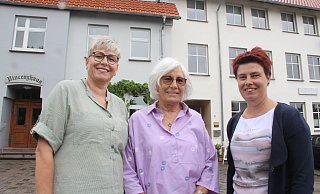 Die Dorfwerkstattsvorsitzenden Simone Otto (v. l.) und Ulla Römer-Stratmann mit Bauamtsvertreterin Anne Wochnik. - Repro: Burkhard Battran Die Dorfwerkstattsvorsitzenden Simone Otto (v. l.) und Ulla Römer-Stratmann mit Bauamtsvertreterin Anne Wochnik. - Repro: Burkhard Battran