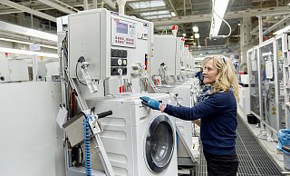 Ein Blick in die Endmontage der Miele-Waschmaschinen im Stammwerk Gütersloh. Für ergänzende Kapazitäten soll ein zusätzlicher Produktionsstandort in Polen errichtet werden. - Miele Ein Blick in die Endmontage der Miele-Waschmaschinen im Stammwerk Gütersloh. Für ergänzende Kapazitäten soll ein zusätzlicher Produktionsstandort in Polen errichtet werden. - Miele