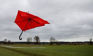 Ein kaputter Regenschirm fliegt im Wind. - Thomas Warnack/dpa Ein kaputter Regenschirm fliegt im Wind. - Thomas Warnack/dpa