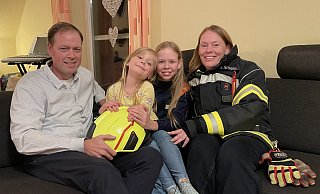 Bei ihnen hat die Feuerwehr einen großen Stellenwert: Stefan Kröger (v. l.), Amelie, Sophie und Stefanie Telthörster-Kröger sind eine Feuerwehrfamilie in dritter Generation. - Shannon-Lee Bendig Bei ihnen hat die Feuerwehr einen großen Stellenwert: Stefan Kröger (v. l.), Amelie, Sophie und Stefanie Telthörster-Kröger sind eine Feuerwehrfamilie in dritter Generation. - Shannon-Lee Bendig