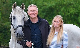 In seiner Freizeit ist Hiddenhausens Bürgermeister Andreas Hüffmann gerne am Reitstall und steigt selber in den Westernsattel von Schimmel Gandalf. Dabei ist er mit seiner Tochter Marie (29) ein eingeschworenes Team, das auch gemeinsam ausreitet. - Kathrin Weege In seiner Freizeit ist Hiddenhausens Bürgermeister Andreas Hüffmann gerne am Reitstall und steigt selber in den Westernsattel von Schimmel Gandalf. Dabei ist er mit seiner Tochter Marie (29) ein eingeschworenes Team, das auch gemeinsam ausreitet. - Kathrin Weege