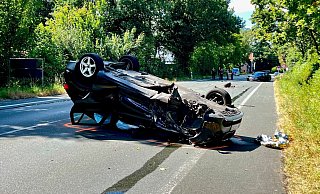 Eine 82-Jährige aus Verl kollidierte mit ihrem BMW mit einem anderen Pkw. Durch die Wucht des Aufpralls wurde ihr Pkw auf das Dach geschleudert. - Thorsten Heß Eine 82-Jährige aus Verl kollidierte mit ihrem BMW mit einem anderen Pkw. Durch die Wucht des Aufpralls wurde ihr Pkw auf das Dach geschleudert. - Thorsten Heß