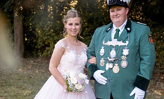 Freuen sich auf das Fest des Jahres: Albert Moers und Olivia Kleinert bilden das amtierende Königspaar. - Heimatschutzverein Scherfede Freuen sich auf das Fest des Jahres: Albert Moers und Olivia Kleinert bilden das amtierende Königspaar. - Heimatschutzverein Scherfede