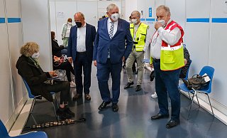 Pit Clausen (v.l.), Karl-Josef Laumann, Ingo Schlotterbeck und Theo Windhorst besichtigen das Bielefelder Impfzentrum. - Foto: Andreas Zobe/NW Pit Clausen (v.l.), Karl-Josef Laumann, Ingo Schlotterbeck und Theo Windhorst besichtigen das Bielefelder Impfzentrum. - Foto: Andreas Zobe/NW